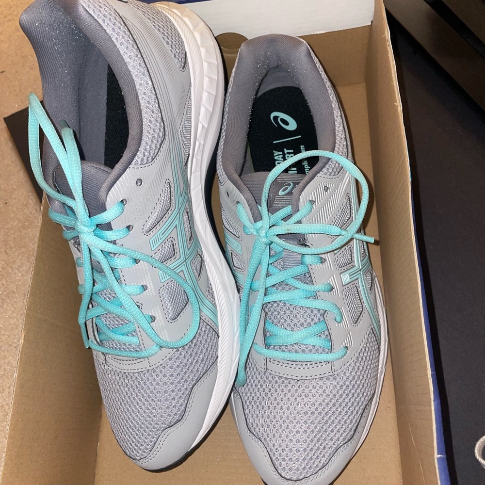 Never worn ASICS- in box still